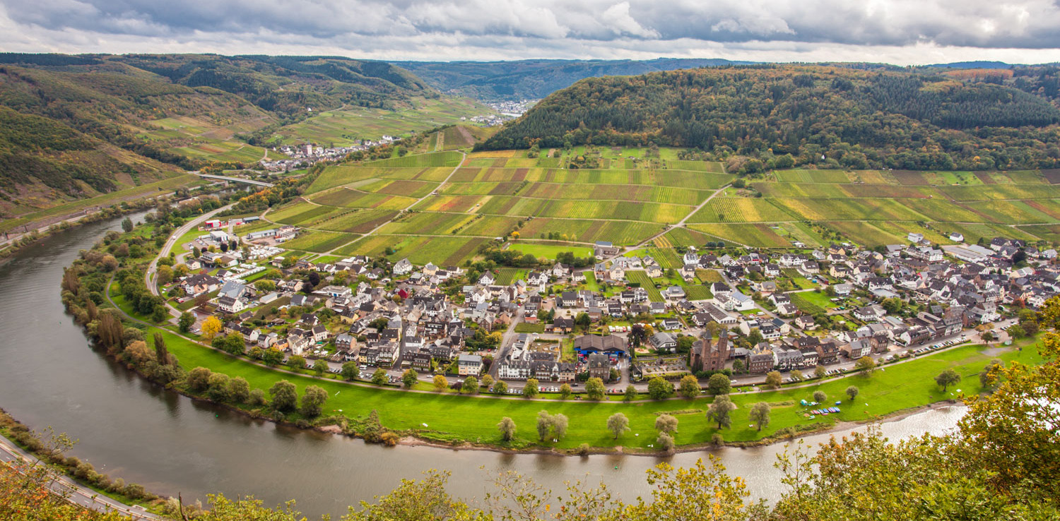 Aussicht auf die Fluss mit Ort am Ufer